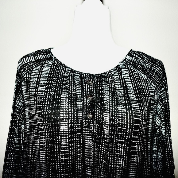 Adrienne Vittadini Black & White Button Sleeve Top - Picture 2 of 5